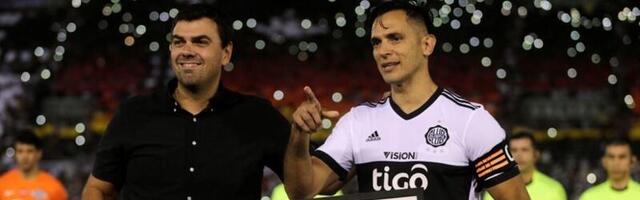 Clásico Blanco y Negro i Roke Santa Kruz na drugoj strani