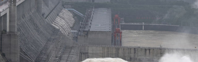 Za druge šokantno, za njih skroz normalno: Usled poplave digli branu u vazduh!