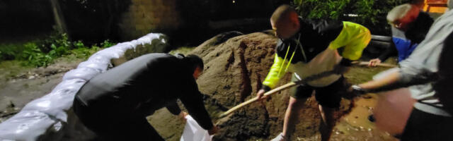 Meštani MZ Loznica pune dzakove peskom u strahu od novih poplava