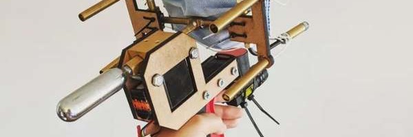 Momak napravio pištolj za stavljanje zaštitnih maski