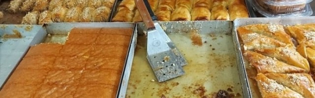 Ulazi čovek sa maskom preko očiju u pekaru...