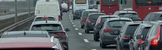 MUP: Kamenom oštećen autobus iz RS na izlasku iz Kuzmina