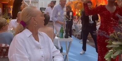 (VIDEO) LEPA BRENA SE SKROZ OPUSTILA: Pevačica uživa na Azurnoj za sve pare - Pokazala nezaboravnu atmosferu, a evo u kakvom je izdanju privatno