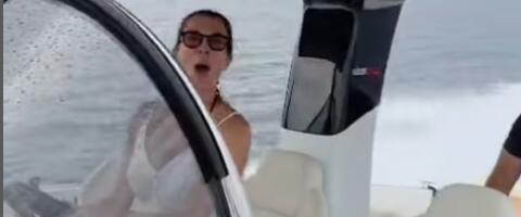 BIVŠA DEVOJKA ŽELJKA JOKSIMOVIĆA VOZI JAHTU: Udala se za bogatog biznismena, a sad pokazala kako se provodi na odmoru (FOTO)