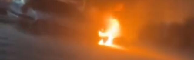 Drama u Jagodini: Zapalio se automobil kod pumpe (VIDEO)