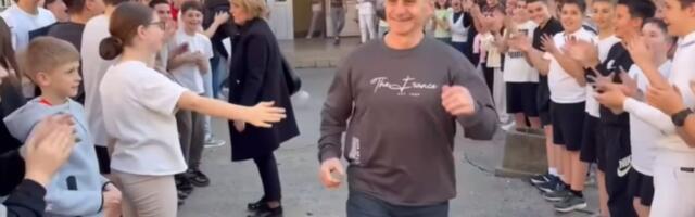 Kakav ispraćaj Miljka (65) u penziju! Reka đaka ga sačekala ispred škole, a onda je nastala scena za pamćenje