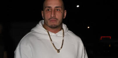 VUK MOB PRONAŠAO BUBE U DONJEM VEŠU - USLEDILA KATASTROFA! Reper unezveren, zapomaže na sav glas: Baš sam "zagoreo"!