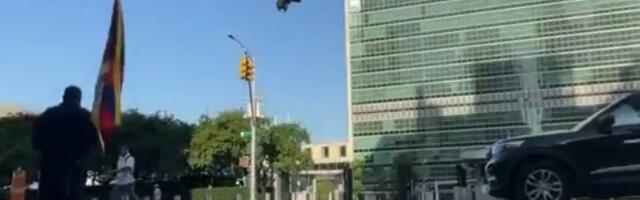 (UZNEMIRUJUĆI VIDEO) Užas u Njujorku: Muškarac se spalio ispred UN