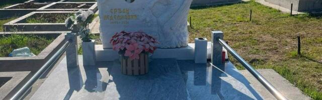 SENKE NAD TRAGEDIJOM MLADIĆA: Podigli mu spomenik, a sistem ćuti! "Bio je u mraku dok smo se mi molili!"