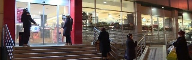 KUPILI SVE POTREBNE NAMIRNICE!  Gađani stariji od 65 godina i jutros izašli u nabavku (Video)