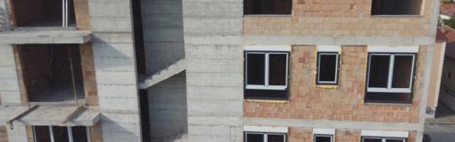 TRAGEDIJA U SJENICI! Muškarac pao sa zgrade, poginuo na licu mesta