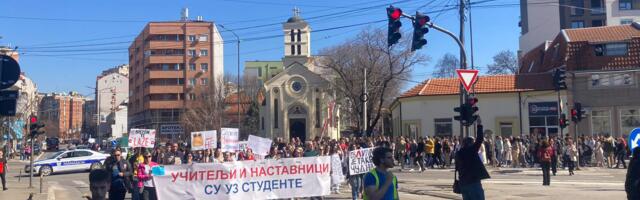 „Nema spuštanja tenzija“ – nakon 15-minutne tišine protestna šetnja do Školske uprave u Nišu