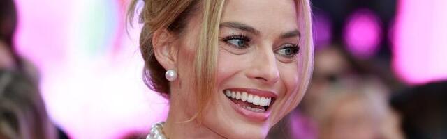 Margo Robi u venčanici ODUZIMA DAH! Objavljen PROVOKATIVAN poster filmske adaptacije "Orkanskih visova"