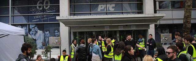 VIDEO: Stotine studenata i građana noć proveli ispred RTS-a: "Niko nije umoran, RTS je blokiran"