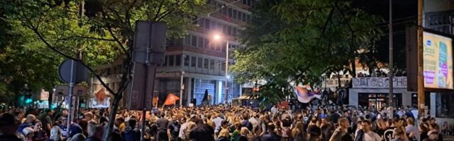 Večera, žurka i skandiranje: Kakva je atmosfera ispred blokiranog RTS (FOTO/VIDEO)