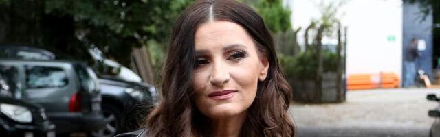 Nije ni trepnula, predala ju je dalje u roze ćebencetu… Ostavila bebu na NJENOM pragu