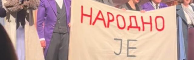 Glumci nakon predstave razvili transparent "Narodno je narodno“, pa zapevali sa publikom (VIDEO)