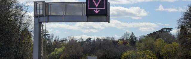 Novi saobraćajni znak počeo da se koristi u Evropi: Plavi znak sa belim dijamantom, evo šta znači! Ako ne poštujete pravilo, kazne i do 200 evra