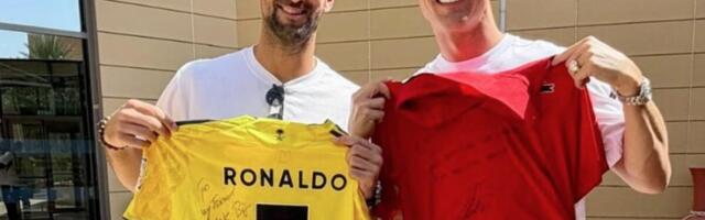 Od velikana za velikana - Novak Đoković prvi put dobio ovakvu nagradu i to iz ruku Kristijana Ronalda (VIdeo/Foto)