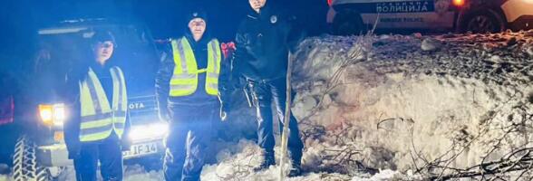 Drama na Pešterskoj visoravni: Bračni par sleteo u snežne nanose, heroji ih spasili