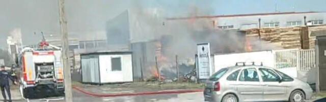 GORI OBJEKAT ZA RECIKLAŽU U RUMI: Vatrogasci na terenu, dim se vidi sa skretanja ka industrijskoj zoni