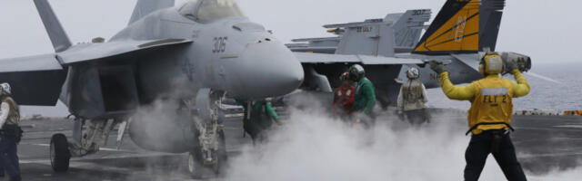 INCIDENT NA NAJMOĆNIJEM NOSAČU AVIONA: Povređen američki mornar tokom operacija u Arapskom moru!