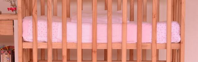 Koje predmete ne bi trebalo stavljati u dečiji krevetac zbog opasnosti od gušenja