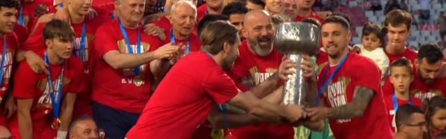 Crvena zvezda podigla trofej Superlige na Marakani!