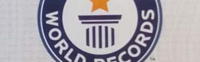 Mačem za minut isekao 68 zrna grožđa balansirajući na dasci