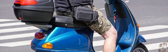 Bar ima kacigu - Novosađanin i njegov skuter postali hit na mrežama