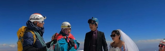 Par se venčao na vrhu planine do kog su se penjali tri dana - gosti planinarili sa njima i nosili hranu i ukrase za proslavu