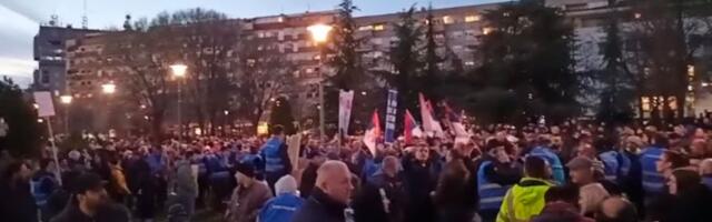 "ZSO je prevara": Protest desničara ispred Hrama (FOTO I VIDEO)