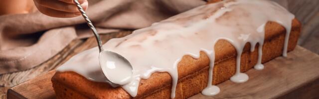 Naučite da pravite glazuru za "staklene" kolače i torte