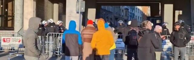 (UŽIVO) Studenti i građani u NS blokirali Skupštinu grada, reagovala interventna policija, ima povređenih (FOTO, VIDEO)