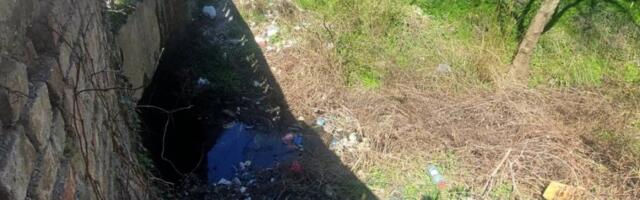 MESIĆ I DALjE PUNE SMEĆEM: Nesavesni Vrščani bacaju otpatke u svoj jedini vodotok (FOTO)