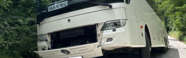 NA AUTOBUSU TURSKIH TABLICA OTPAO TOČAK, PA IZBIO POŽAR Nezgoda na auto-putu Šabac Ruma