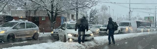 Proklizali ste na ledu? Ovi praktični trikovi mogu vam spasiti dan: Evo kako da bezbedno izvučete auto