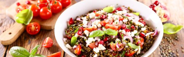 Grčka salata od sočiva sa narom i bademima: Savršena za slavu i praznike