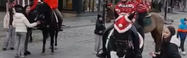 Predivan prizor u Kragujevcu: Zvone zvončići, parada u centru grada (VIDEO)