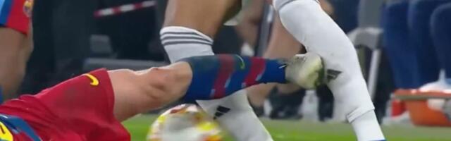 JEZIV KLIZEĆI START NA MBAPEOVO KOLENO! Fudbaler Barselone brutalno uklizao, Francuz imao više sreće nego pameti (VIDEO)