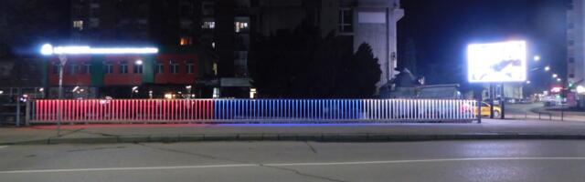 LOZNICA U SVEČANOM RUHU: Most u bojama srpske trobojke uoči Dana državnosti (FOTO)