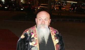 EVO ZBOG ČEGA JE LUIS NOSIO HALJINE! Za legendarnim pevačem ostala večna misterija, a sada je sve jasno: Sve se dogodilo 1981. godine