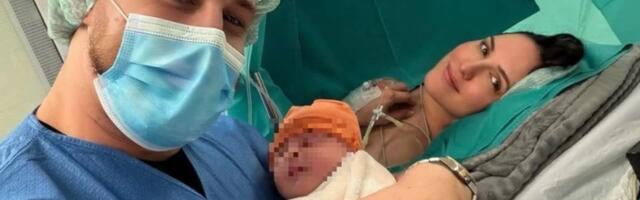 Porodila se pevačica u 41. godini: Dobila drugu dete, muž je uslikao odmah posle porođaja u sali