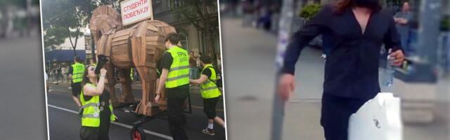Ovi da nam vode državu?! Blokaderska "elita" u akciji: Konj od stiropora i haotične scene u Beogradu (VIDEO)