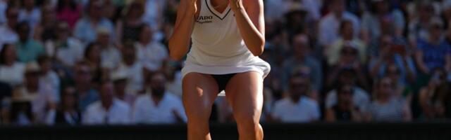 Linda Noskova osvojila trofej na Vimbldonu
