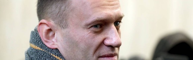 Navaljni navodno otrovan, lekari mu se bore za život