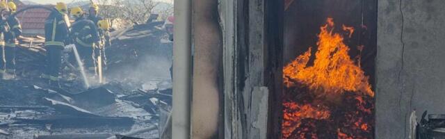 Izgorelo skladište u Gornjem Stopanju kod Leskovca sa 200 kubika građe, požar se još gasi