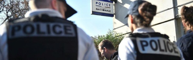NOVI TERORISTIČKI NAPAD U PARIZU: Naoružan noževima krenuo na policiju, omamili ga elektrošokovima!