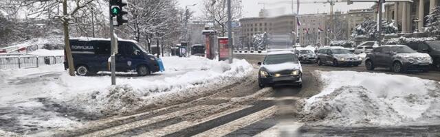 Evakuisano 20 osoba: Na "Milošu Velikom" automobili stoje, VANREDNA SITUACIJA u brojnim opštinama u Srbiji, mnogi BEZ STRUJE