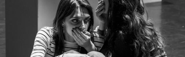 „Dora“ iz Srbije na Bečkom festivalu: Priča o egzilu, protestima i represiji